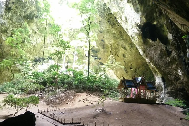 La luce del sole illumina un piccolo padiglione incastonato in una grande grotta