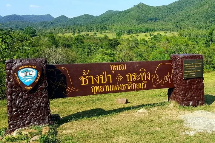 Ein Holzschild für den Kui-Buri-Nationalpark mit Blick auf ein üppiges Tal